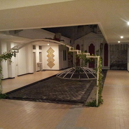 Loxy Inn Surabaya Exterior foto