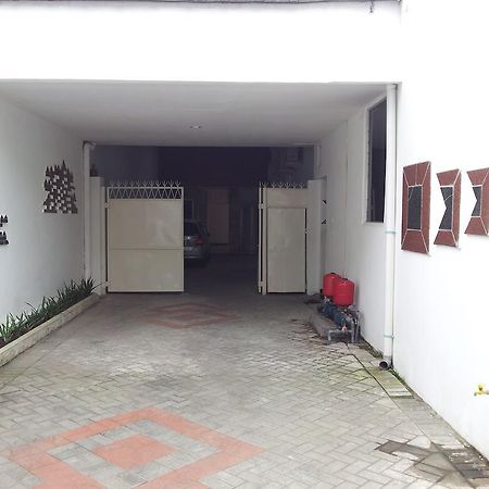 Loxy Inn Surabaya Exterior foto