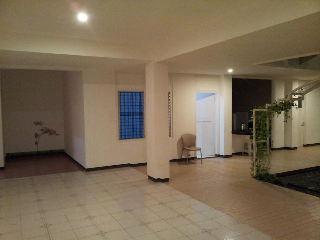 Loxy Inn Surabaya Exterior foto